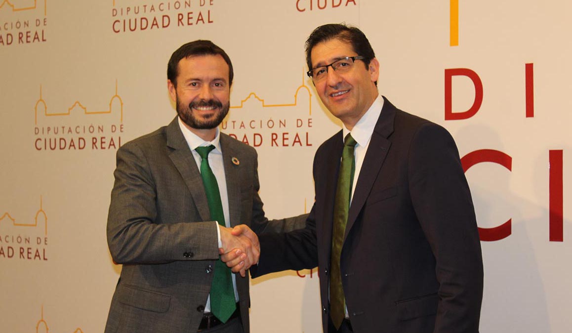 El consejero Escudero opinó sobre el trasvase a Las Tablas durante su visita a la Diputación de Ciudad Real en la foto, a la derecha, su presidente, José Manuel Caballero)