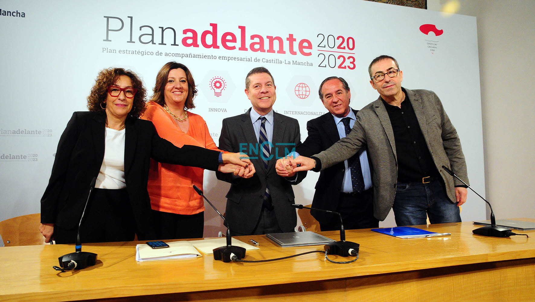 Amparo Burgueño (UGT); Patricia Franco, consejera de Economía, Empresas y Empleo; Page; Ángel Nicolás, presidente de Cecam; y Paco de la Rosa (CC.OO.).