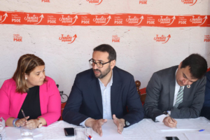 De izquierda a derecha, Tita García Élez, alcaldesa de Talavera, Sergio Gutiérrez, secretario de Organización del PSOE de CLM, y Francisco Martínez Arroyo, consejero de Agricultura, Agua y Desarrollo Rural.