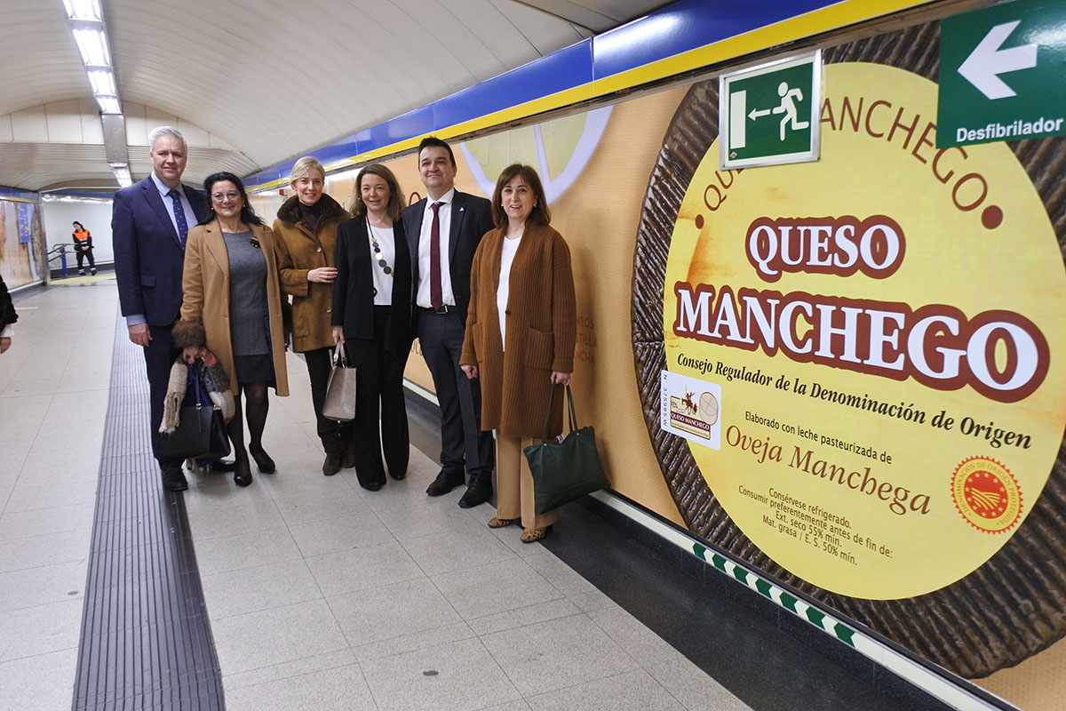 Presentación de la publicidad del queso manchego en el Metro de Madrid.