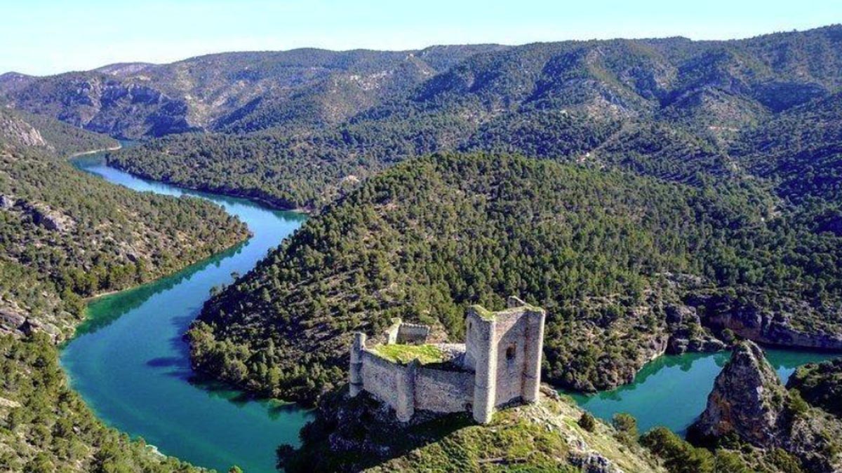 El Castillo de Angux, en riesgo de ruina a pesar de ser BIC