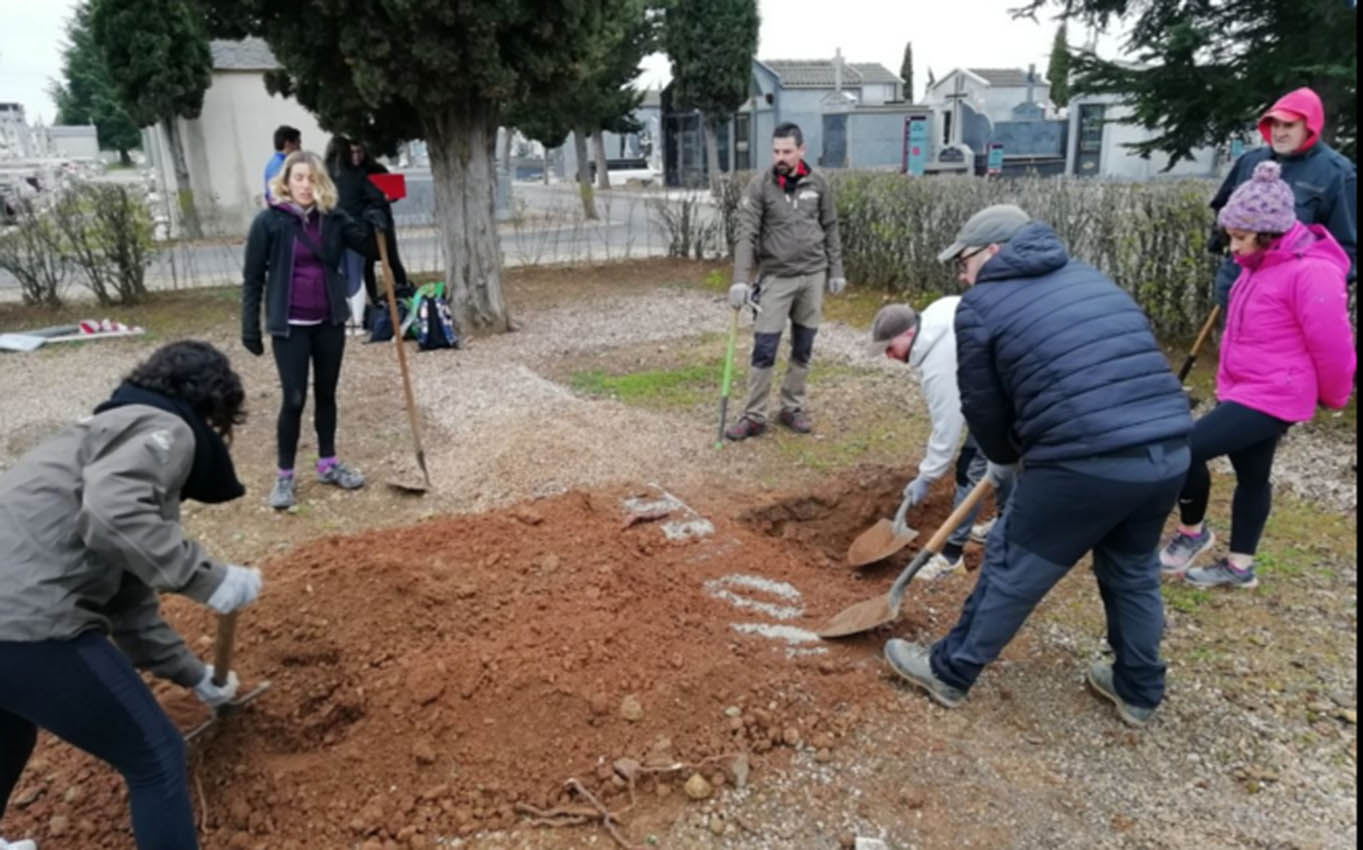 Trabajos en el cementerio de León para encontrar a José Alameda. franquismo