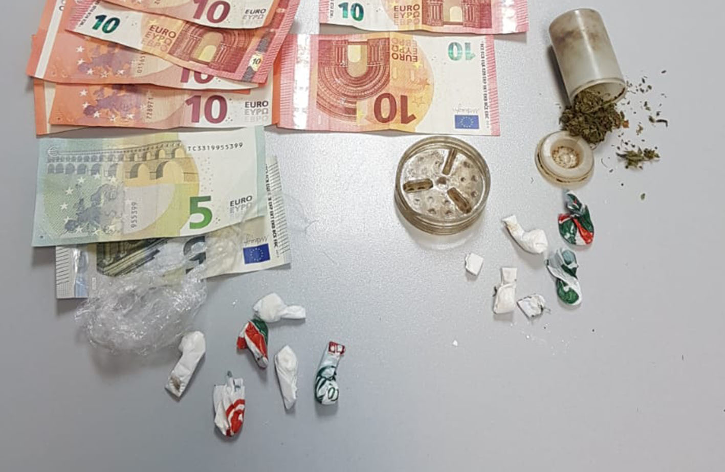 Cocaína y dinero en efectivo es lo que llevaban los dos detenidos cuando fueron sorprendidos por la Policía Nacional.