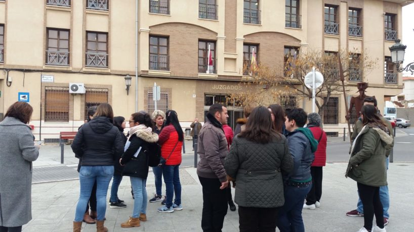 Concentración en Quintanar para pedir que los menores se queden en La Puebla de Almoradiel.