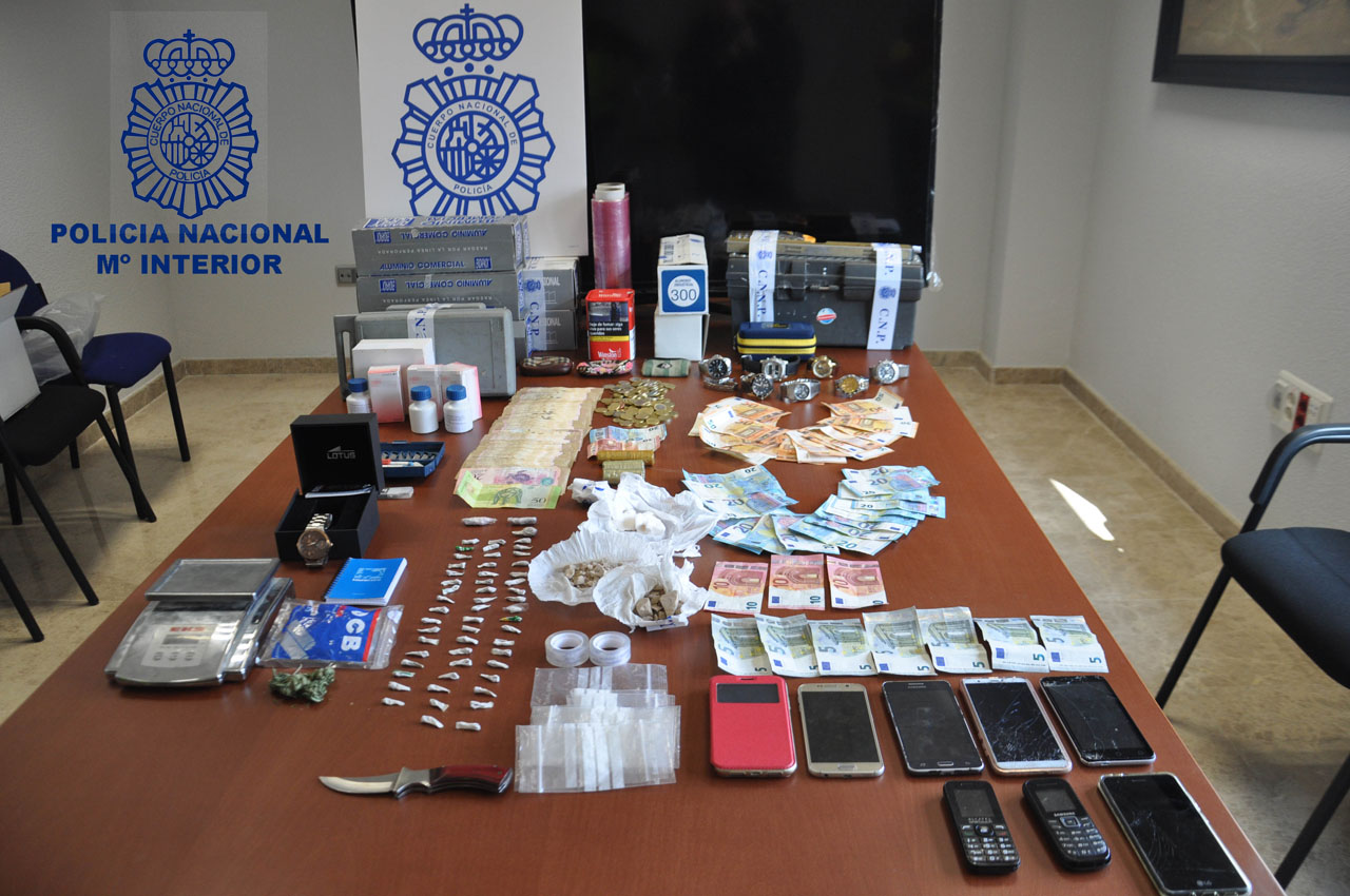 Imagen de la droga y los efectos incautados en Valdepeñas.