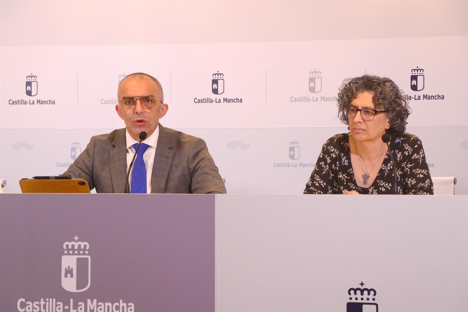 El director general de Salud Pública de la Consejería de Sanidad, Juan José Camacho, y la directora general de Atención Primaria del Sescam, Natalia Valles