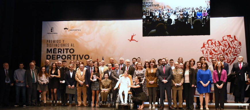 En la imagen, todos los premiados en la Gala del Deporte de CLM junto a las autoridades.