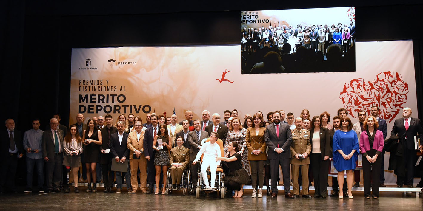 En la imagen, todos los premiados en la Gala del Deporte de CLM junto a las autoridades.