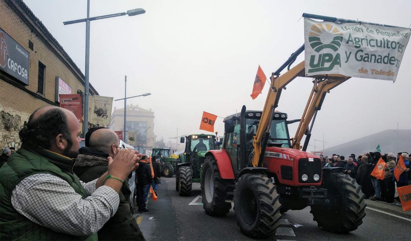 Más de 5.000 agricultores y ganaderos, junto a más de 200 tractores, han colapsado hoy el centro de Toledo.