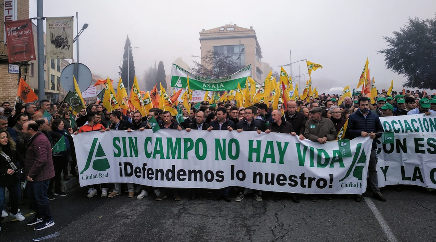 Unas 5.000 personas, según la organización, se manifestan por las calles de Toledo buscando soluciones para el campo.