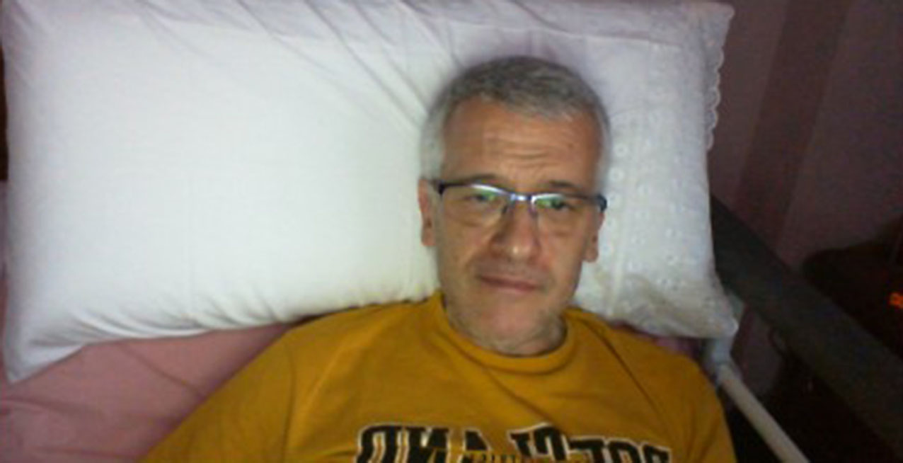 Miguel Ángel del Pino, tumbado en su cama, donde pasa la mayor parte del tiempo debido a la enfermedad rara que padece.