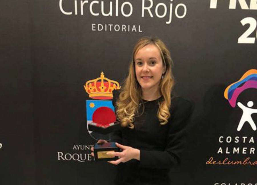 Miriam Hidalgo recogiendo el premio Círculo Rojo.