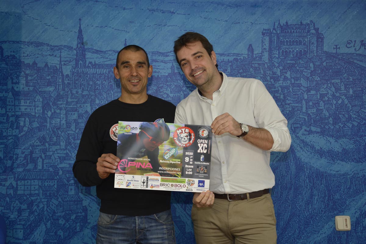 Daniel Lorca (izquierda), del club organizador del Open de Castilla-La Mancha BTT XCO, y Pablo García, concejal de Deportes y Juventud, en la presentacion