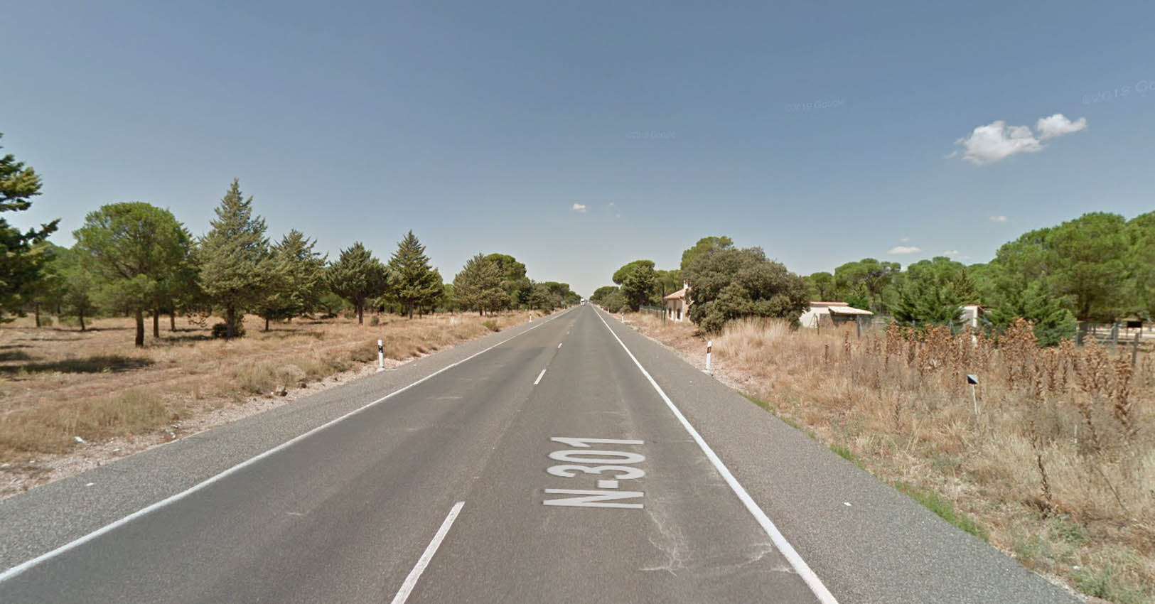 El accidente se han producido en esta carretera, cuando un turismo se ha metido debajo de un camión que transportaba vehículos.