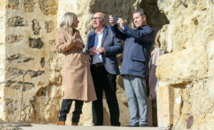 Page, haciendo una foto durante su visita a Medina Azahara, en Córdoba.