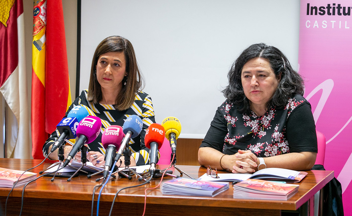 Pilar Callado, directora del Instituto de la Mujer de Castilla-La Mancha, a la izquierda de la imagen, durante la presentación de dos guías para promover el uso del lenguaje no sexista.