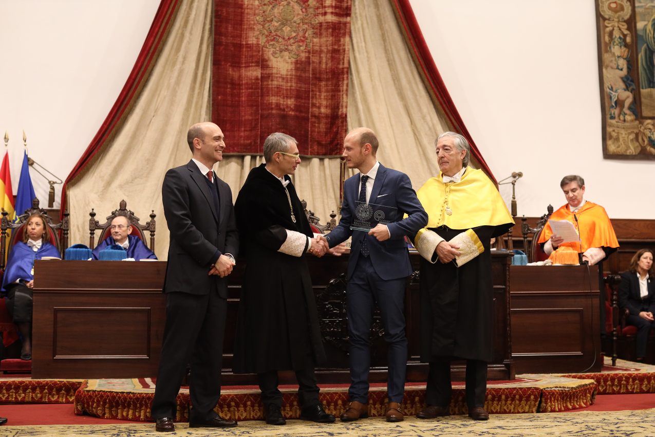 El doctor Diego Serrano recogió el premio a la Investigación sobre el Dolor.