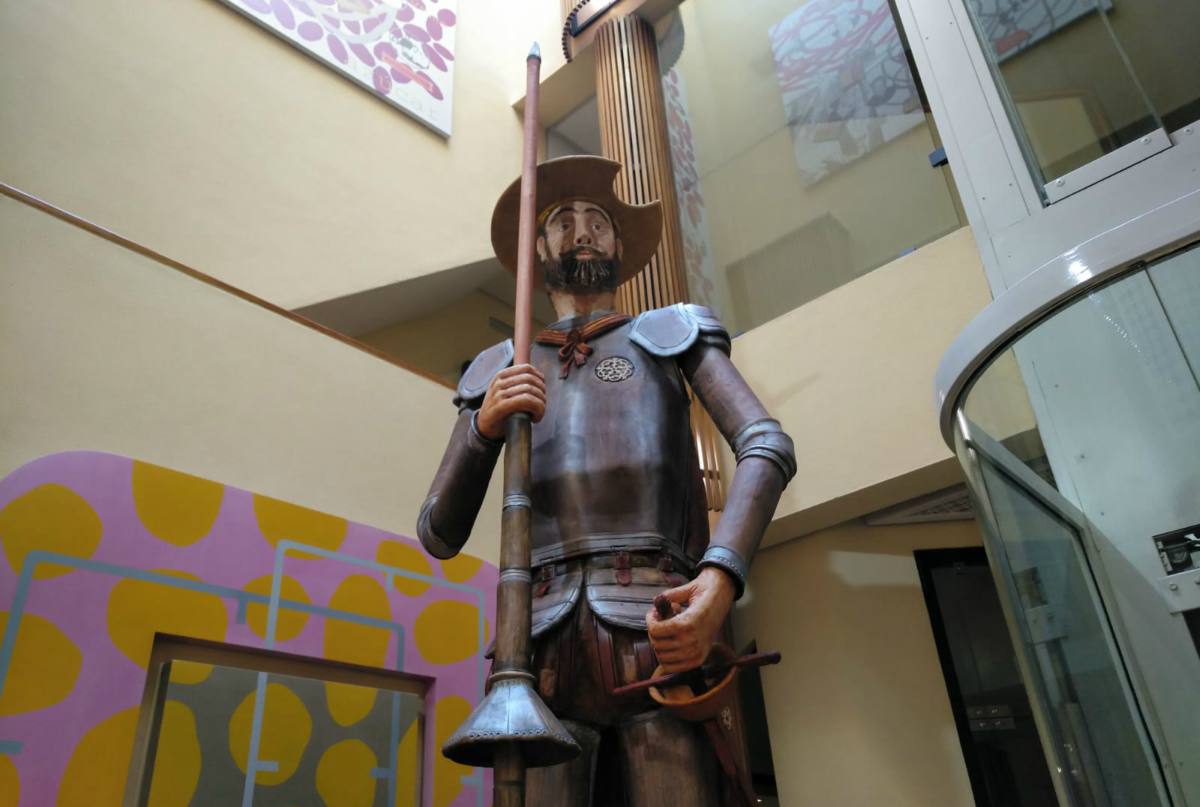 Quijote de mazapán expuesto en el obrador de Santo Tomé.