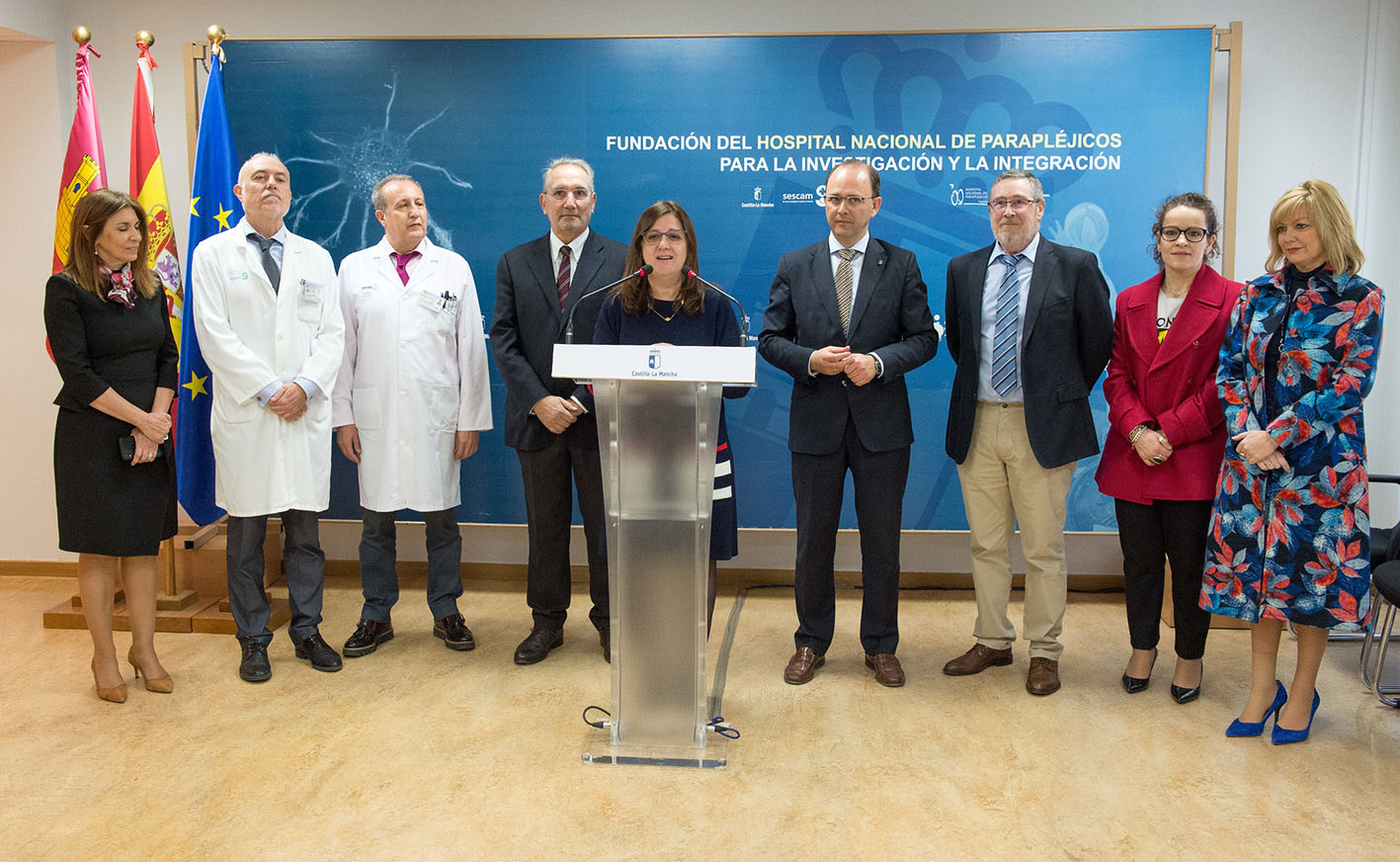 Regina Leal, en el centro de la imagen, durante la presentación del nuevo director gerente del Hospital de Parapléjicos, Enric Martínez, cuarto por la izquierda.