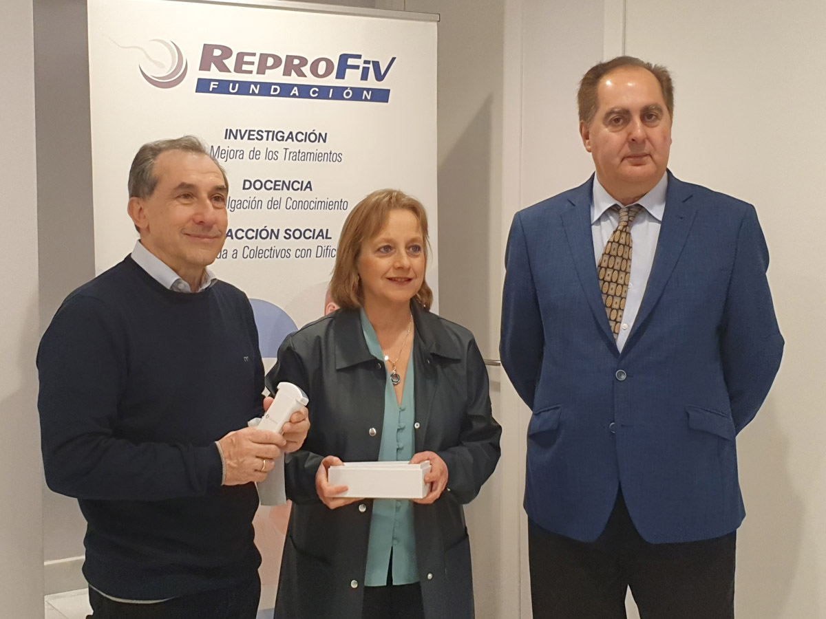 Entrega del ecógrafo portátil por parte de Reprofiv.