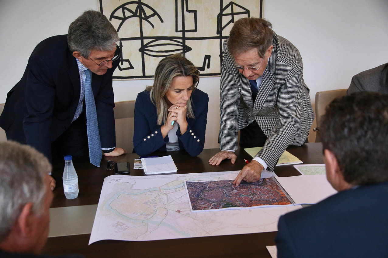 José Pablo Sabrido, Milagros Tolón y Joan Busquets, en la reunión que han mantenido sobre la Vega Baja.