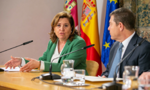 Rosana Rodríguez, consejera de Cultura; y Emiliano García-Page, presidente de CLM, durante la presentación de la exposición.