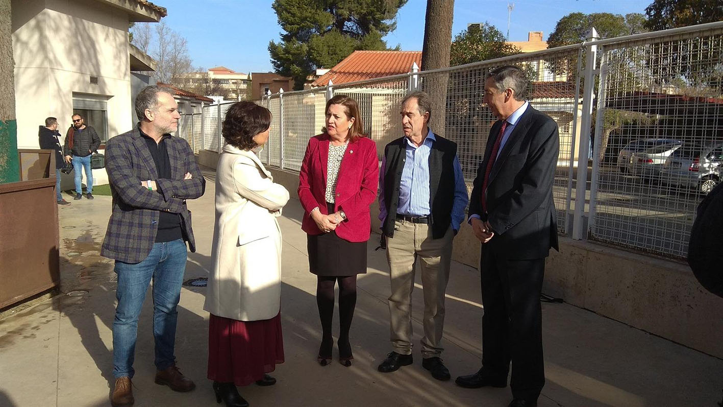 Rosana Rodríguez, consejera de Educación, en el centro de la imagen, durante su visita a la escuela infantil "El Lirio", en Ciudad Real.