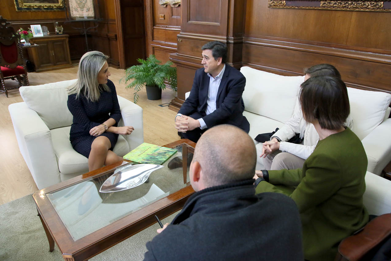 la alcaldesa de Toledo, Milagros Tolón, se ha reunido hoy, jueves 13, con el director general de la Fundación SM, Javier Palop