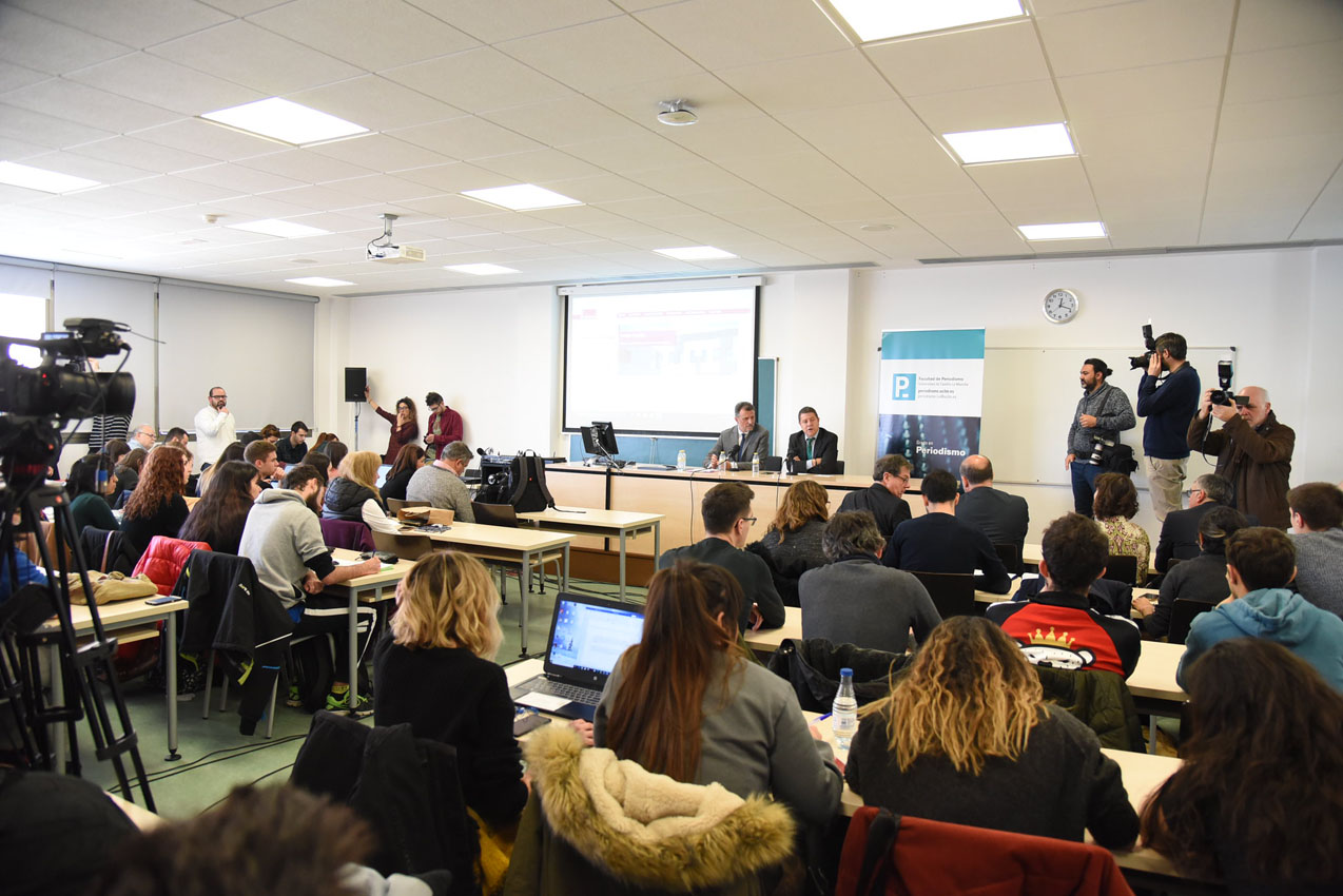 Imagen de la rueda de prensa que dio Emiliano García-Page en febrero de 2019 en la Facultad de Comunicación de la UCLM.