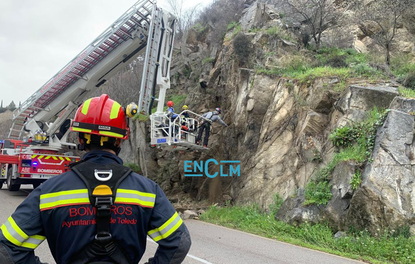 Los Bomberos han estado saneando la zona tras el desprendimiento de las rocas.