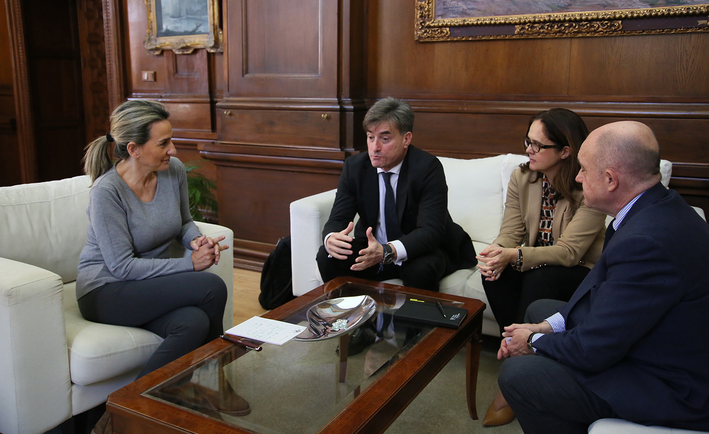 Tolón, junto a Iván Lozano, director general de Atos Iberia; Mercedes Payá, directora de Ventas; y Paco Rueda, concejal de Promoción Económica y Empleo.