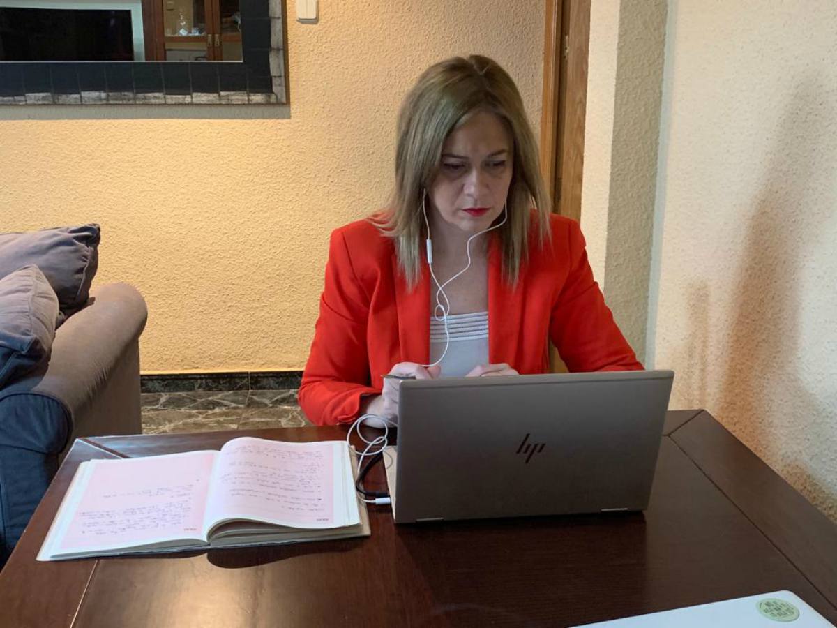 Carmen Picazo durante una videoconferencia con el Gobierno de CLM.