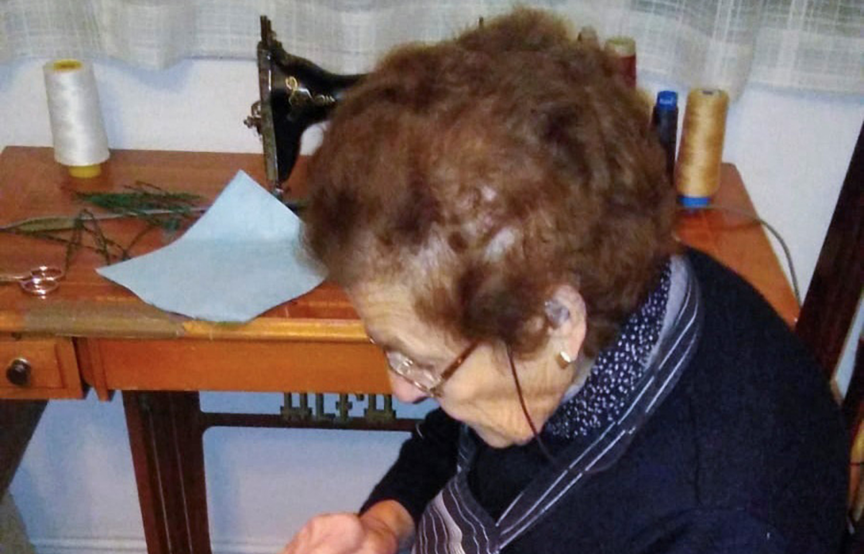 Filomena, la mujer de 96 años de Sonseca que cose batas y mascarillas contra el coronavirus (foto: Miguel Rojas, su hijo)