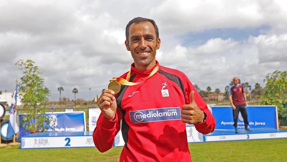 Pedro Vega en Jerez con la medalla de campeón.