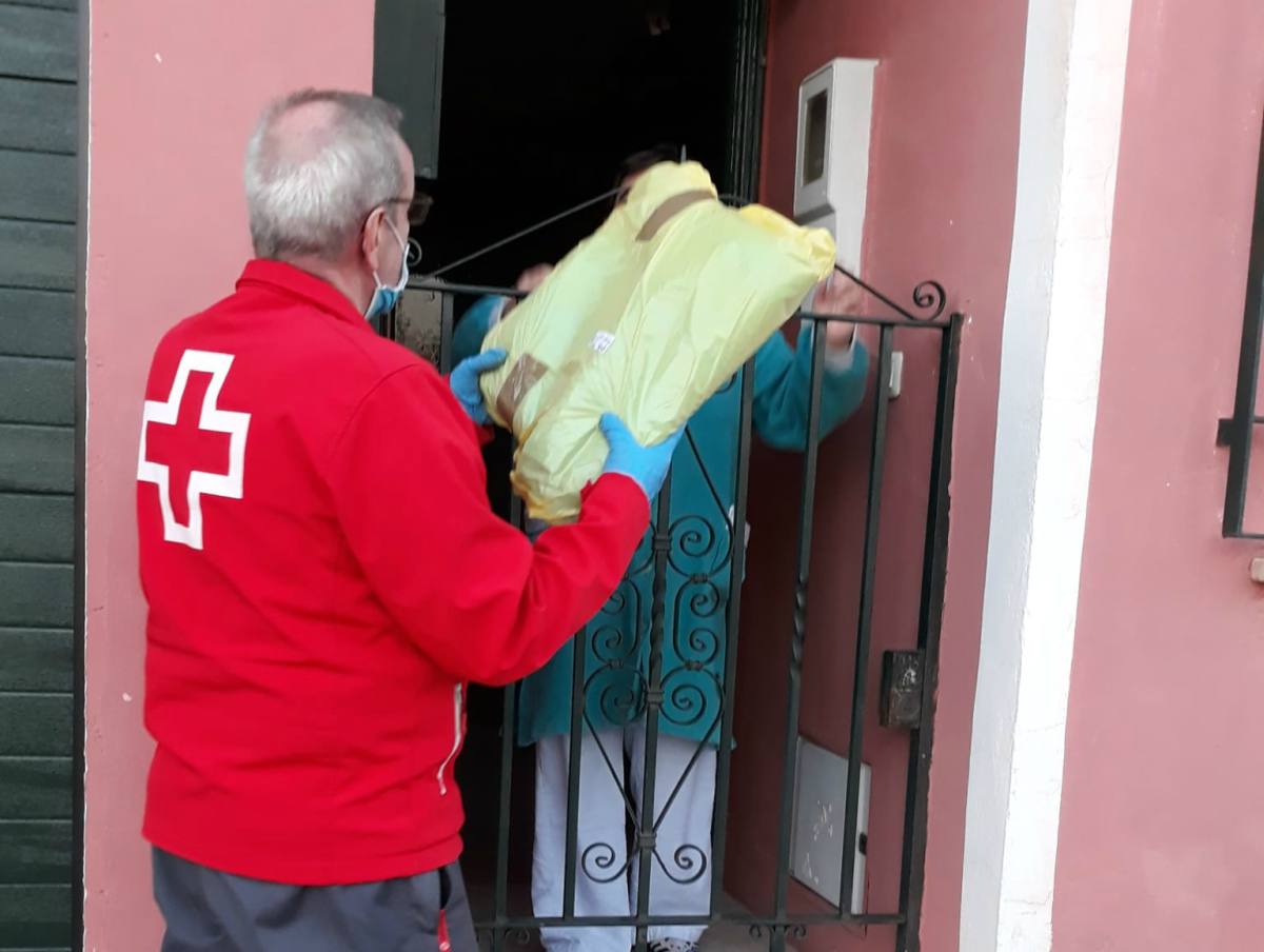 Cruz Roja se encarga del reparto de la tela y de la recogida de las mascarillas.