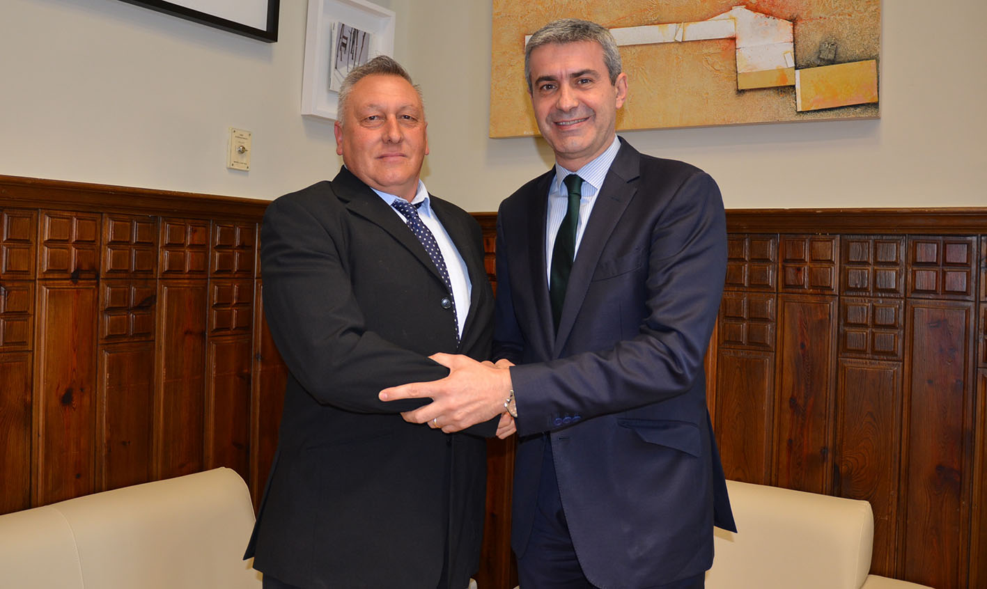 José Lara, a la izquierda, junto a Álvaro Gutiérrez, presidente de la Diputación de Toledo, quien le ha reconocido su valor.