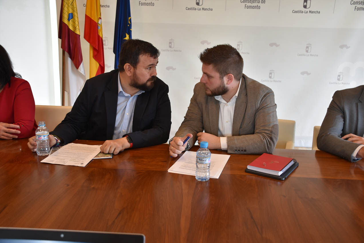 El alcalde de La Roda, Juan Ramón Amores, y el consejero de Fomento, Nacho Hernando.