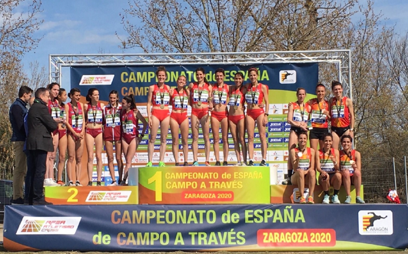 El equipo castellanomanchego de cross en el segundo cajón del podio.