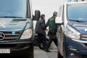 El acusado de asesinar a su pareja en Azuqueca entrando en la Audiencia Provincial de Guadalajara.