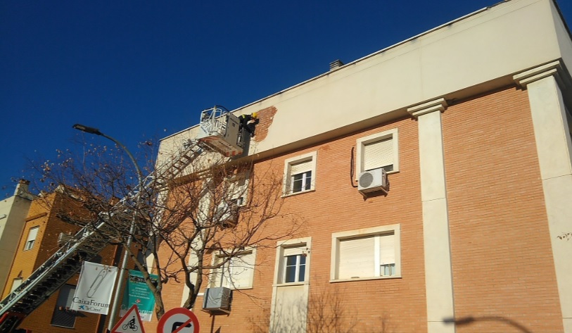 Los Bomberos de Guadalajara trabajan en una fachado donde se ha producido un desprendimiento.