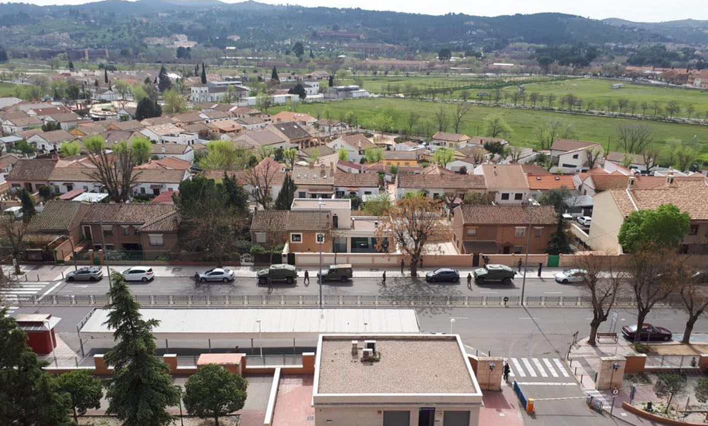 30 efectivos de una sección de la Brigada Paracaidista ha llegado a Toledo. En la imagen, apostados junto al hospital Virgen de la Salud.