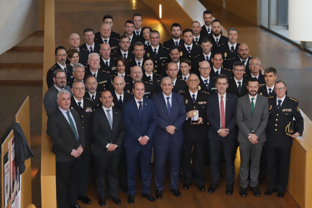 Foto de familia del acto de entrega de la Medalla de Oro de Guadalajara a la Policía Nacional