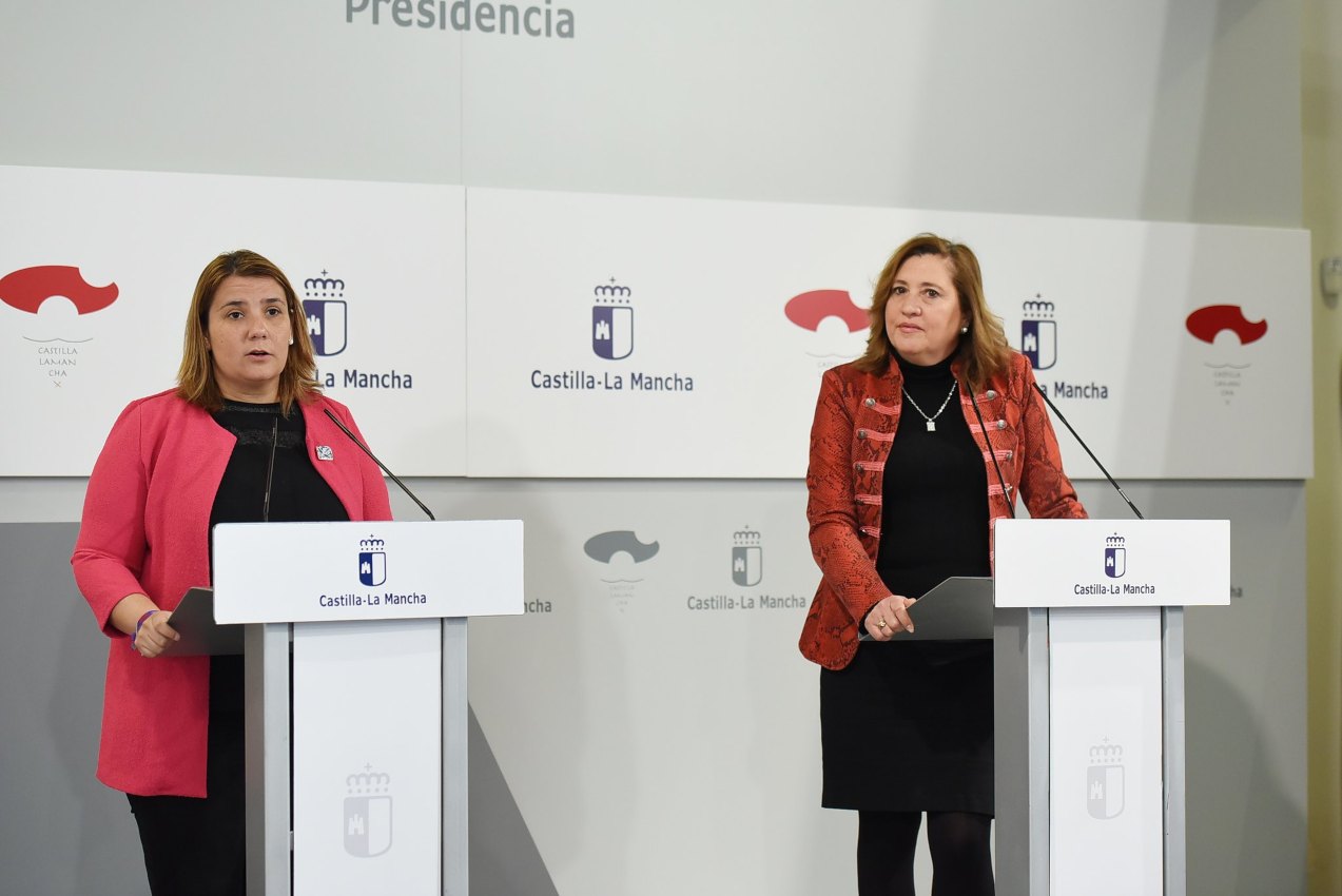 La presidenta de la FEMP CLM, Tita García, y la consejera de Educación, Cultura y Deportes, Rosana Rodríguez.