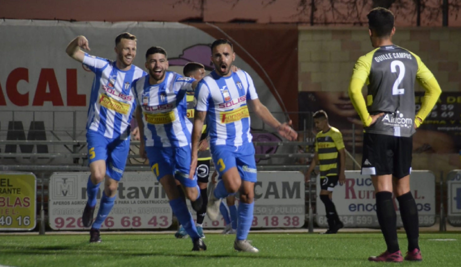 Carlos Martínez celebra el tanto que le dio los tres puntos al Villarrubia.