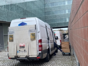 Imagen de la entrega del material sanitario en las dependencias del Sescam.