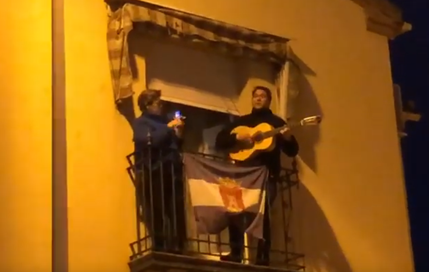 León, un vecino de Talavera que ameniza todas las noches, guitarra en mano, a sus vecinos.