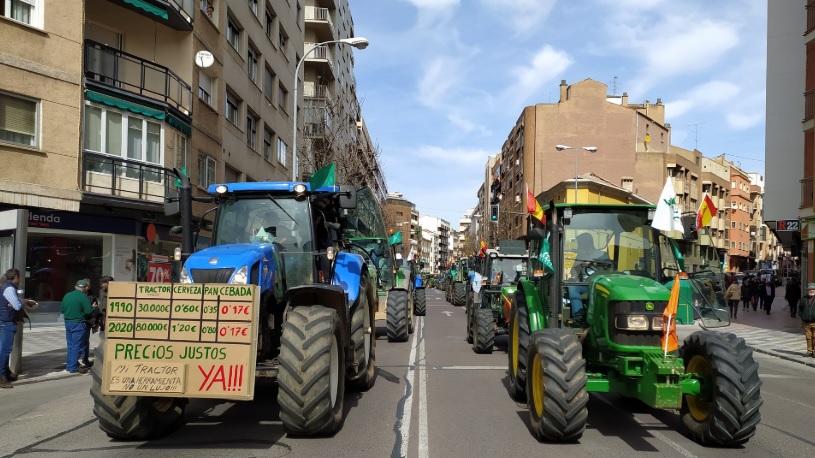 Decenas de tractores han ocupado las principales vías de Cuenca para reclamar mayores precios.