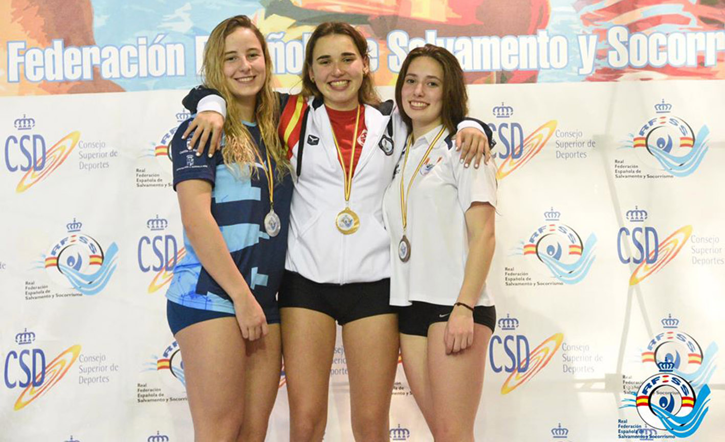 Miriam de Dios, en el centro de la imagen, consiguió nada menos que siete medallas en el Campeonato de España de Salvamento y Socorrismo.