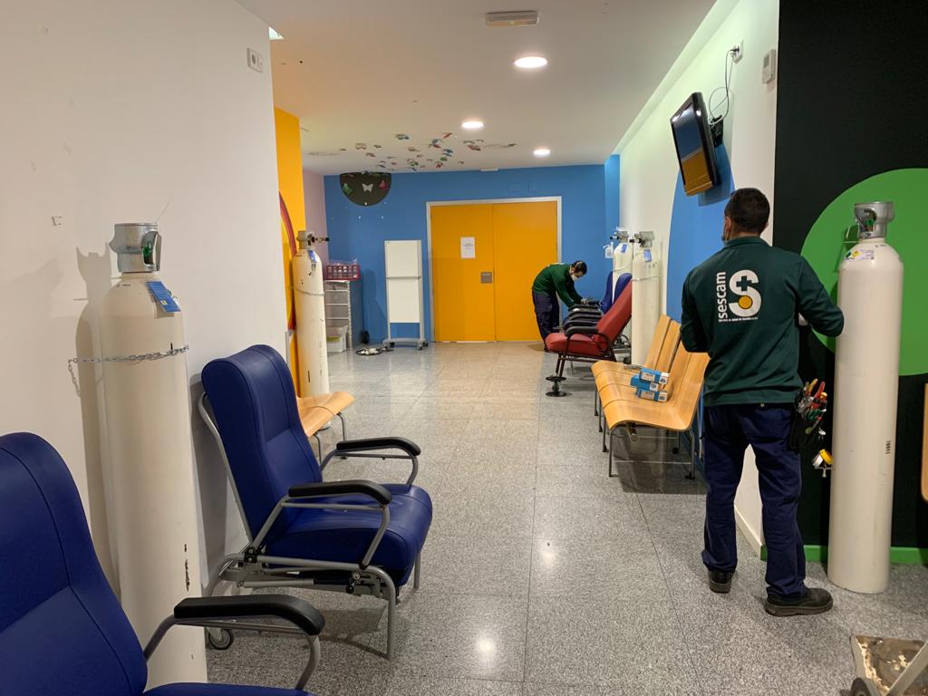 La sala de espera de la atención pediátrica se ha transformado en un área de valoración de pacientes de las urgencias generales.