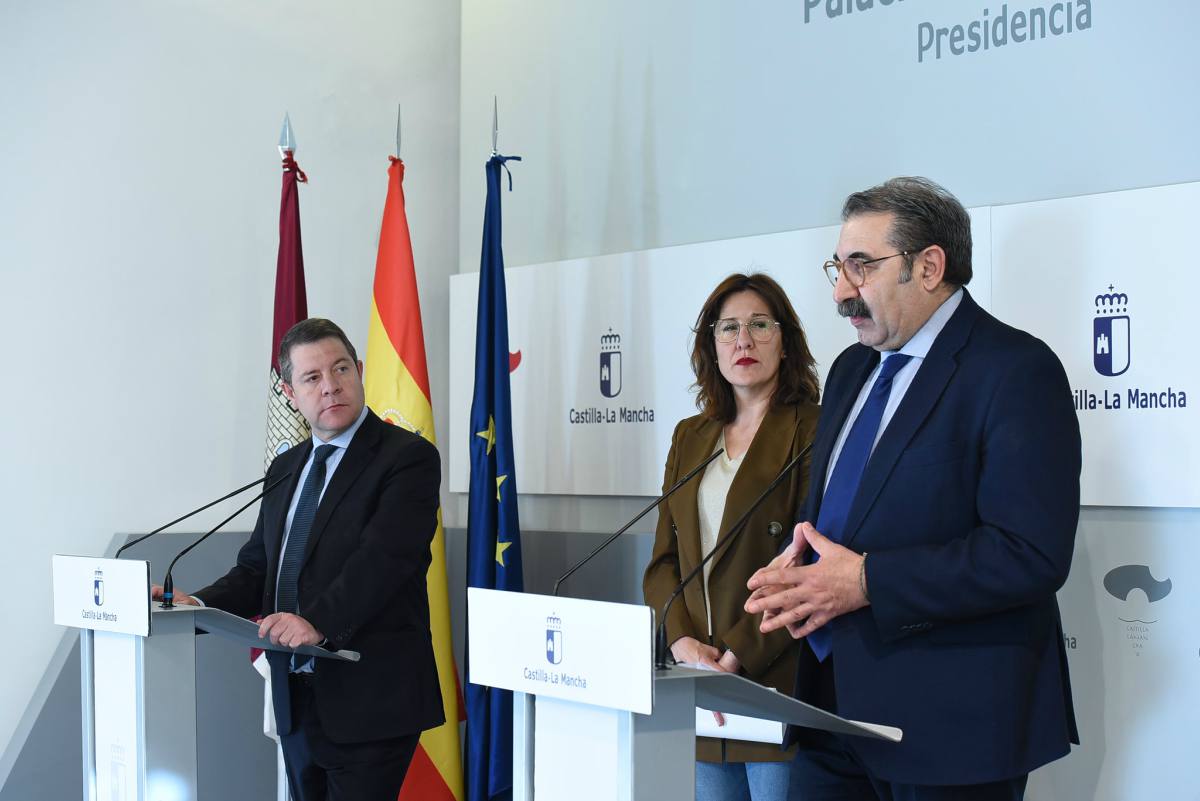 Rueda de prensa de Page junto al consejero de Sanidad y la portavoz del Gobierno.